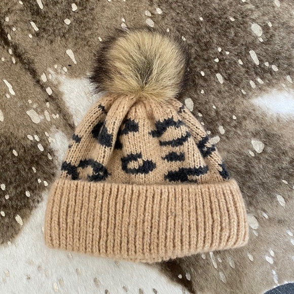 Abercrombie & Fitch Accessories - Abercrombie & Fitch pom pom hat